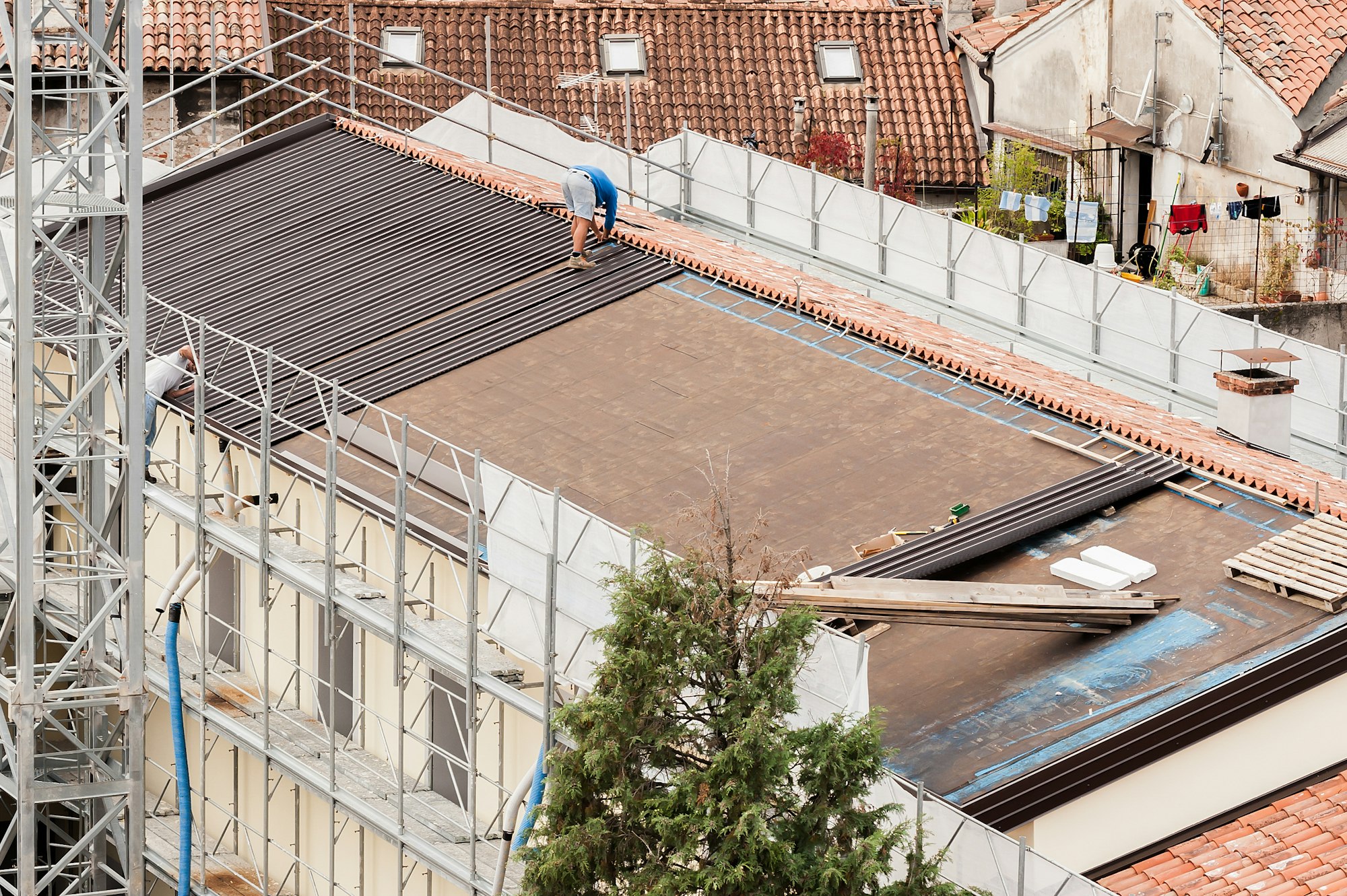 Workers in the construction of a roof.
